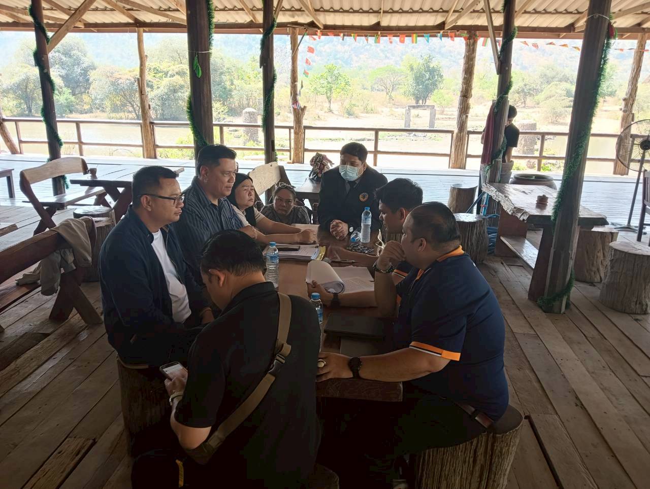 title - สำนักกฎหมาย มอบหมายเจ้าหน้าที่ให้การสนับสนุนข้อมูลและให้คำปรึกษาด้านกฎหมายและแนวทางปฏิบัติกรณีร้องขอความเป็นธรรมในพื้นที่เขตปฏิรูปที่ดินจังหวัดกาญจนบุรี